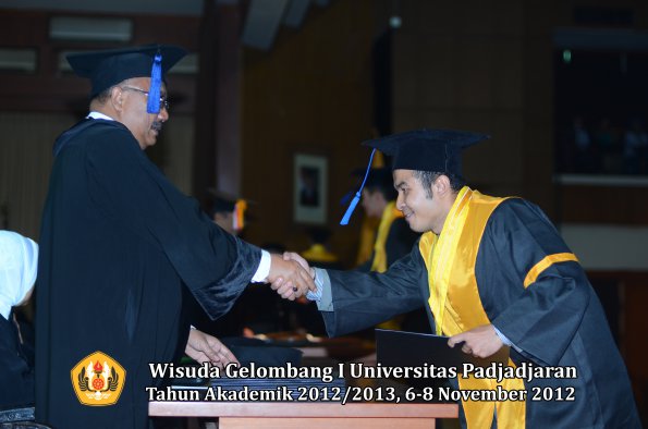 wisuda-unpad-gel-i-ta-2012_2013-fakultas-isip-oleh-dekan-170