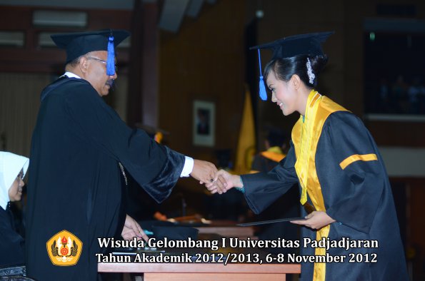 wisuda-unpad-gel-i-ta-2012_2013-fakultas-isip-oleh-dekan-177