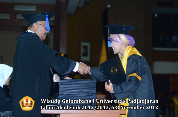 wisuda-unpad-gel-i-ta-2012_2013-fakultas-isip-oleh-dekan-180