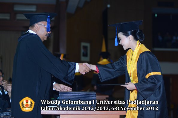 wisuda-unpad-gel-i-ta-2012_2013-fakultas-isip-oleh-dekan-203