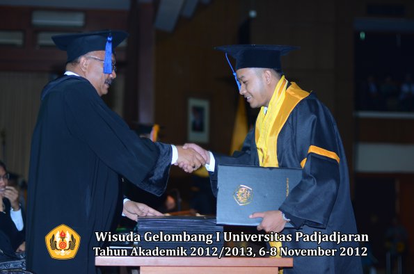 wisuda-unpad-gel-i-ta-2012_2013-fakultas-isip-oleh-dekan-207