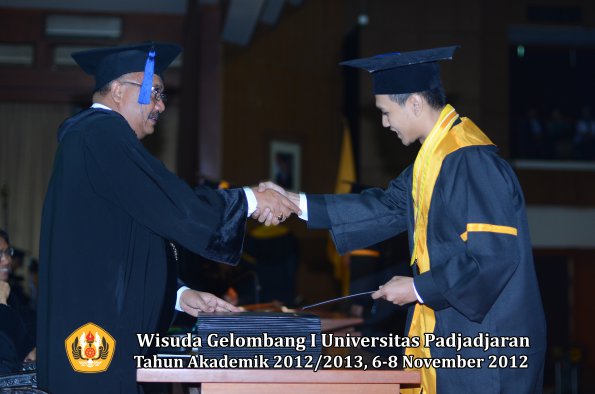 wisuda-unpad-gel-i-ta-2012_2013-fakultas-isip-oleh-dekan-208