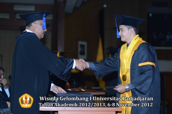 wisuda-unpad-gel-i-ta-2012_2013-fakultas-isip-oleh-dekan-213