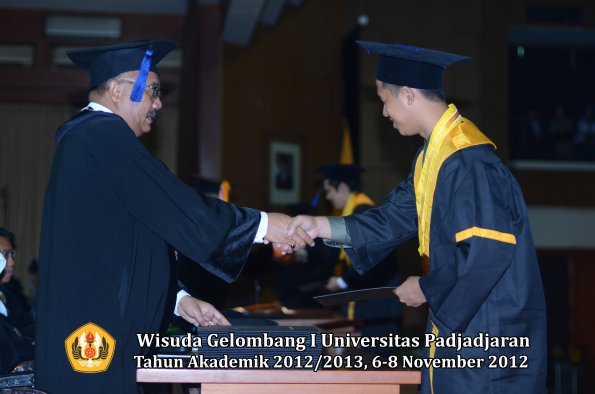 wisuda-unpad-gel-i-ta-2012_2013-fakultas-isip-oleh-dekan-216