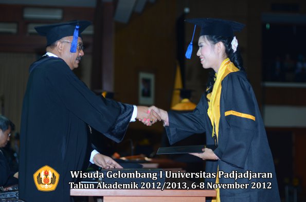 wisuda-unpad-gel-i-ta-2012_2013-fakultas-isip-oleh-dekan-217