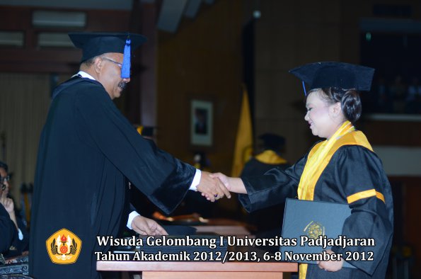 wisuda-unpad-gel-i-ta-2012_2013-fakultas-isip-oleh-dekan-219