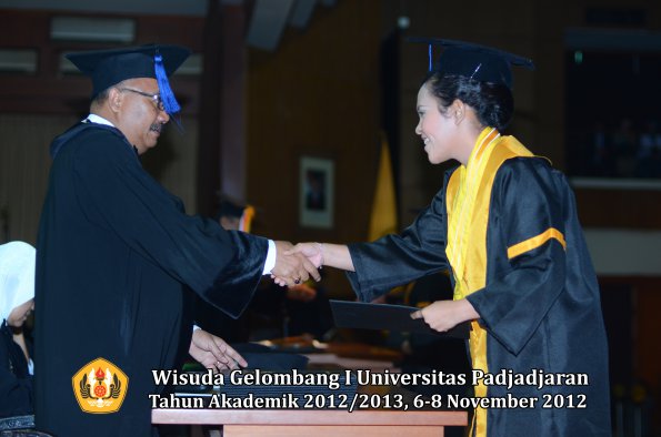 wisuda-unpad-gel-i-ta-2012_2013-fakultas-isip-oleh-dekan-220