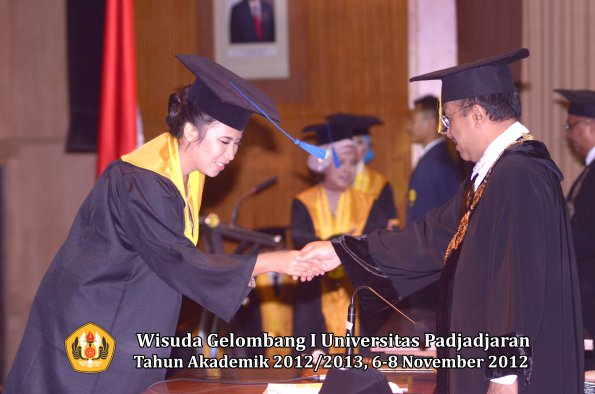 wisuda-unpad-gel-i-ta-2012_2013-fakultas-isip-oleh-rektor-012