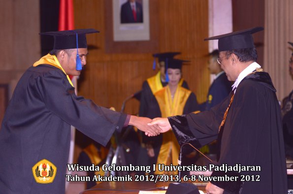 wisuda-unpad-gel-i-ta-2012_2013-fakultas-isip-oleh-rektor-086