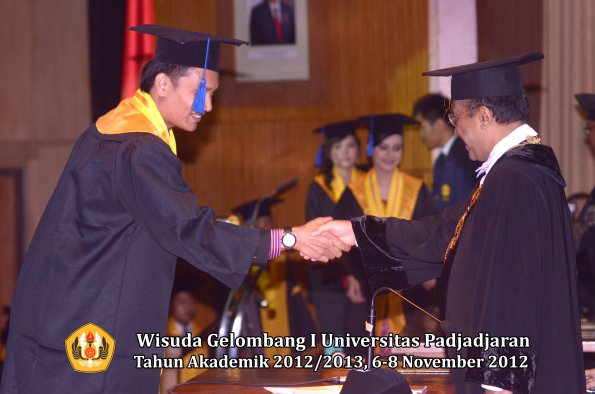 wisuda-unpad-gel-i-ta-2012_2013-fakultas-isip-oleh-rektor-200