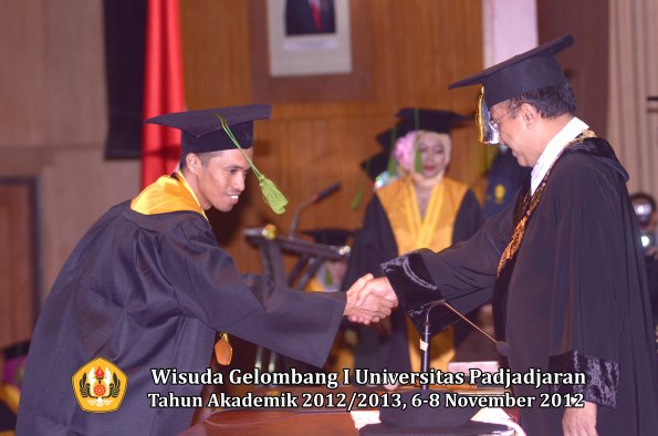 wisuda-unpad-gel-i-ta-2012_2013-fakultas-kedokteran-oleh-rektor-27