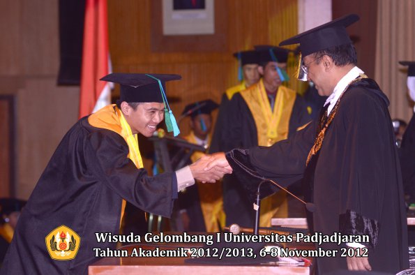 wisuda-unpad-gel-i-ta-2012_2013-fakultas-pik-oleh-rektor-17