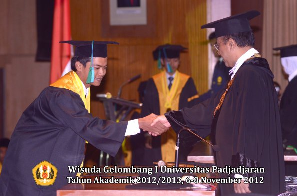 wisuda-unpad-gel-i-ta-2012_2013-fakultas-pik-oleh-rektor-28