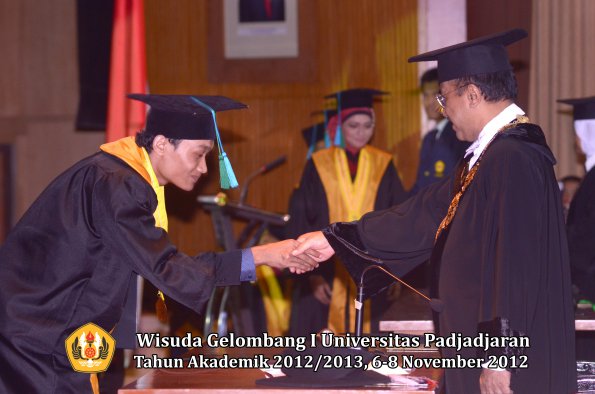 wisuda-unpad-gel-i-ta-2012_2013-fakultas-pik-oleh-rektor-32
