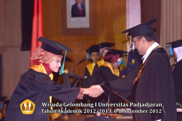 wisuda-unpad-gel-i-ta-2012_2013-fakultas-pik-oleh-rektor-36