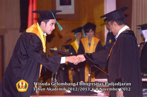 wisuda-unpad-gel-i-ta-2012_2013-fakultas-pik-oleh-rektor-56