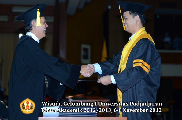 wisuda-unpad-gel-i-ta-2012_2013-fakultas-ekonomi-dan-bisnis-oleh-dekan-083