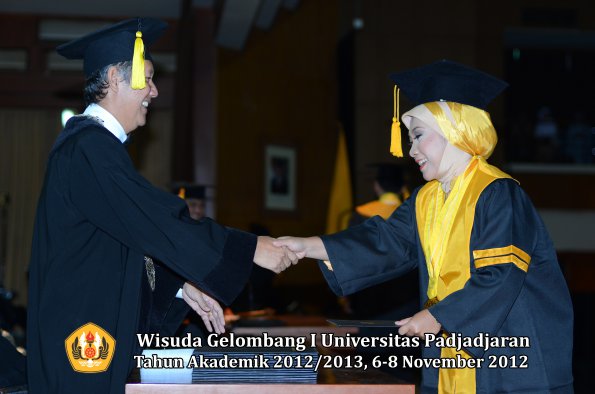 wisuda-unpad-gel-i-ta-2012_2013-fakultas-ekonomi-dan-bisnis-oleh-dekan-084