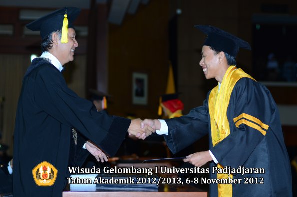 wisuda-unpad-gel-i-ta-2012_2013-fakultas-ekonomi-dan-bisnis-oleh-dekan-086