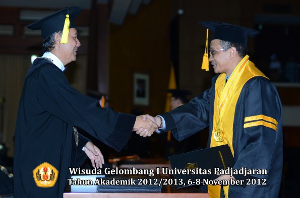 wisuda-unpad-gel-i-ta-2012_2013-fakultas-ekonomi-dan-bisnis-oleh-dekan-088