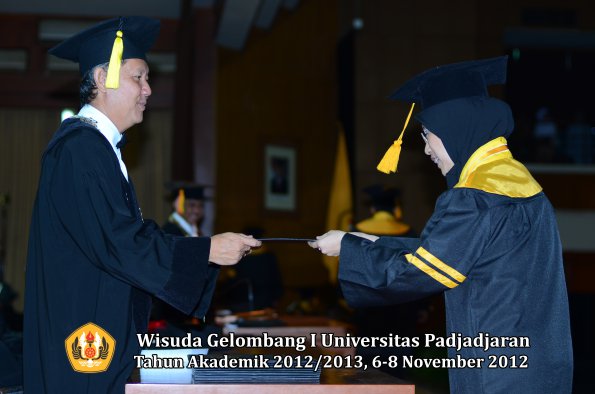 wisuda-unpad-gel-i-ta-2012_2013-fakultas-ekonomi-dan-bisnis-oleh-dekan-089