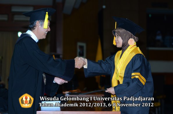 wisuda-unpad-gel-i-ta-2012_2013-fakultas-ekonomi-dan-bisnis-oleh-dekan-100