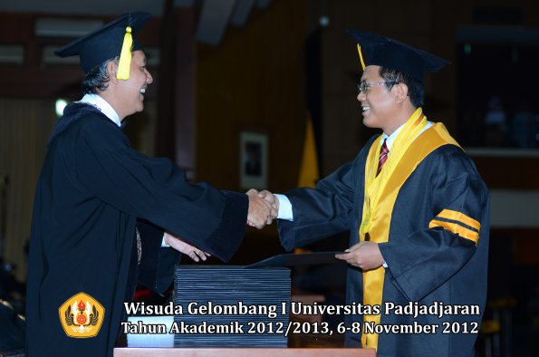 wisuda-unpad-gel-i-ta-2012_2013-fakultas-ekonomi-dan-bisnis-oleh-dekan-101