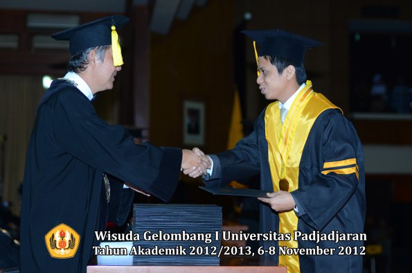 wisuda-unpad-gel-i-ta-2012_2013-fakultas-ekonomi-dan-bisnis-oleh-dekan-102