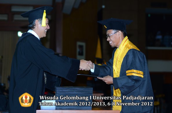 wisuda-unpad-gel-i-ta-2012_2013-fakultas-ekonomi-dan-bisnis-oleh-dekan-106