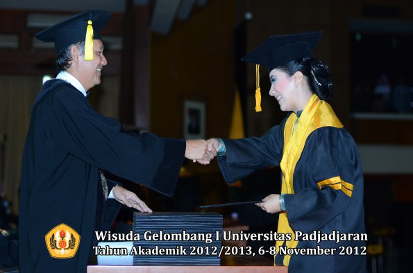 wisuda-unpad-gel-i-ta-2012_2013-fakultas-ekonomi-dan-bisnis-oleh-dekan-109