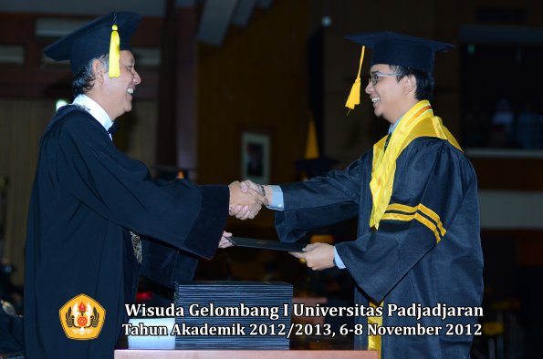 wisuda-unpad-gel-i-ta-2012_2013-fakultas-ekonomi-dan-bisnis-oleh-dekan-110