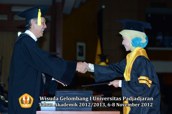 wisuda-unpad-gel-i-ta-2012_2013-fakultas-ekonomi-dan-bisnis-oleh-dekan-111