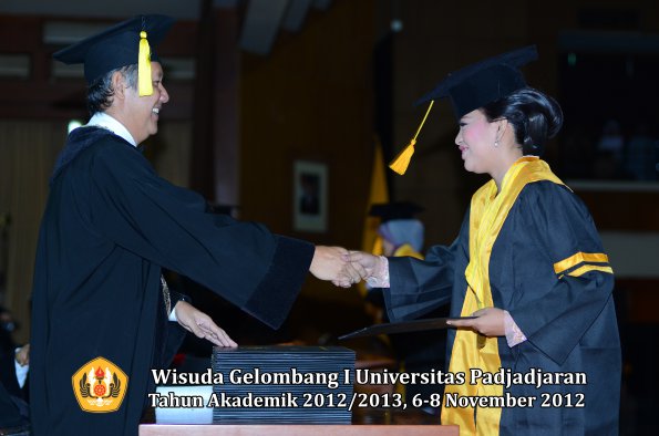 wisuda-unpad-gel-i-ta-2012_2013-fakultas-ekonomi-dan-bisnis-oleh-dekan-113