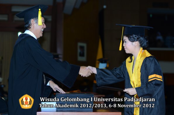 wisuda-unpad-gel-i-ta-2012_2013-fakultas-ekonomi-dan-bisnis-oleh-dekan-116