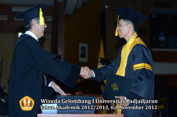 wisuda-unpad-gel-i-ta-2012_2013-fakultas-ekonomi-dan-bisnis-oleh-dekan-117