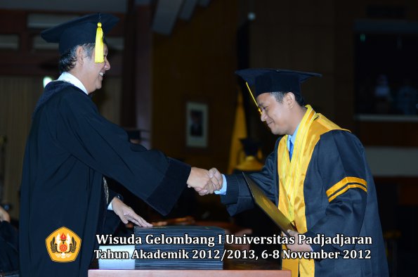 wisuda-unpad-gel-i-ta-2012_2013-fakultas-ekonomi-dan-bisnis-oleh-dekan-118