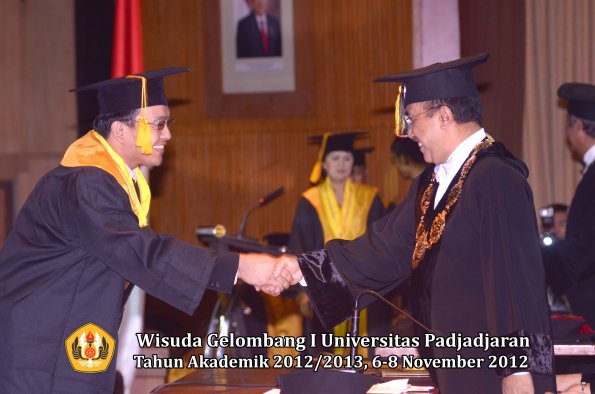 wisuda-unpad-gel-i-ta-2012_2013-fakultas-ekonomi-dan-bisnis-oleh-rektor-002