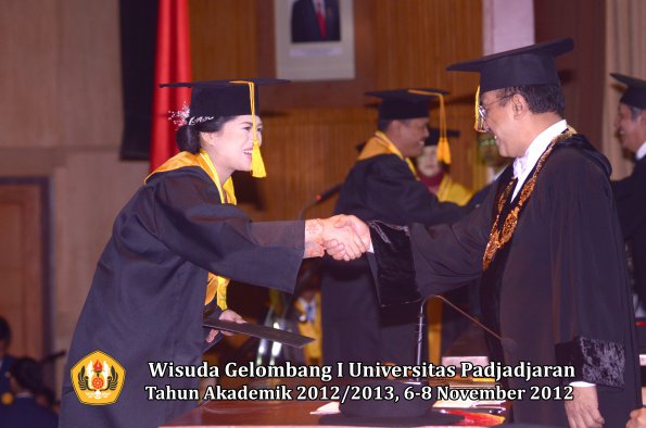 wisuda-unpad-gel-i-ta-2012_2013-fakultas-ekonomi-dan-bisnis-oleh-rektor-003