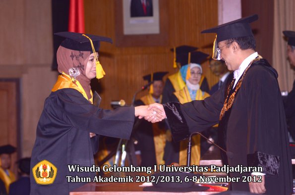 wisuda-unpad-gel-i-ta-2012_2013-fakultas-ekonomi-dan-bisnis-oleh-rektor-009