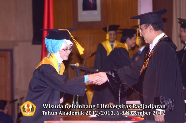 wisuda-unpad-gel-i-ta-2012_2013-fakultas-ekonomi-dan-bisnis-oleh-rektor-010