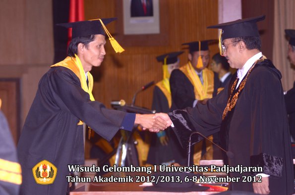 wisuda-unpad-gel-i-ta-2012_2013-fakultas-ekonomi-dan-bisnis-oleh-rektor-011