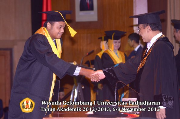 wisuda-unpad-gel-i-ta-2012_2013-fakultas-ekonomi-dan-bisnis-oleh-rektor-012