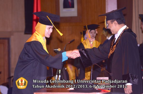 wisuda-unpad-gel-i-ta-2012_2013-fakultas-ekonomi-dan-bisnis-oleh-rektor-013