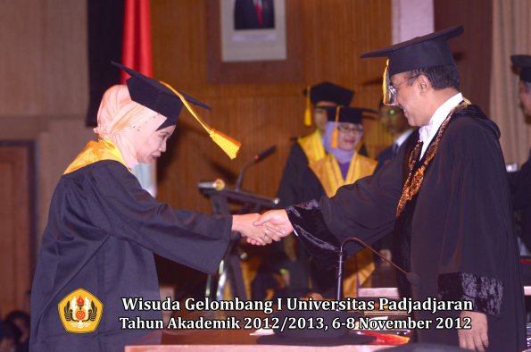 wisuda-unpad-gel-i-ta-2012_2013-fakultas-ekonomi-dan-bisnis-oleh-rektor-014