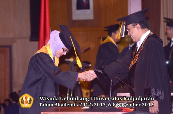 wisuda-unpad-gel-i-ta-2012_2013-fakultas-ekonomi-dan-bisnis-oleh-rektor-015