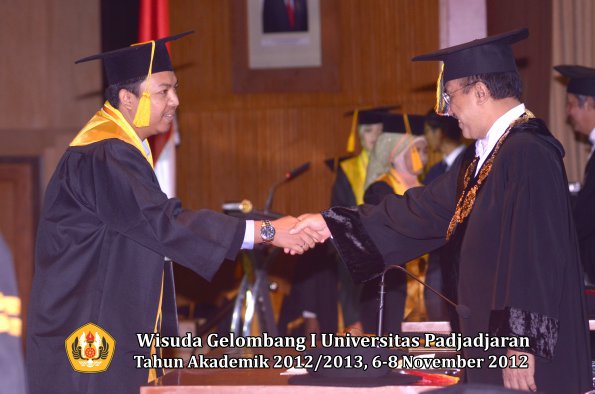 wisuda-unpad-gel-i-ta-2012_2013-fakultas-ekonomi-dan-bisnis-oleh-rektor-016