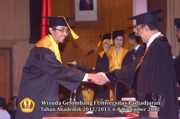 wisuda-unpad-gel-i-ta-2012_2013-fakultas-ekonomi-dan-bisnis-oleh-rektor-019