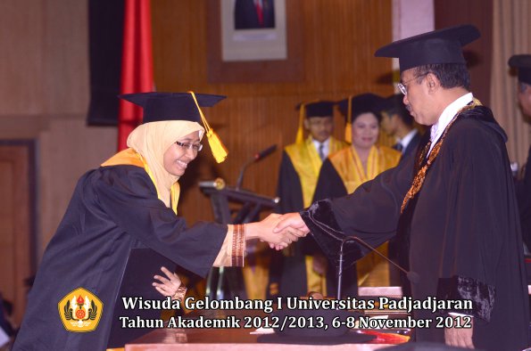 wisuda-unpad-gel-i-ta-2012_2013-fakultas-ekonomi-dan-bisnis-oleh-rektor-021