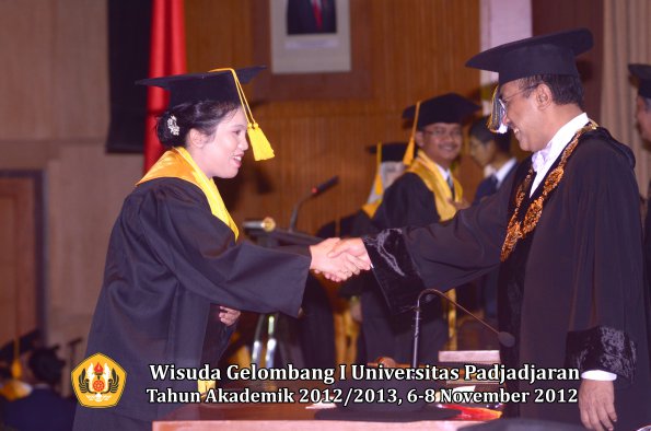 wisuda-unpad-gel-i-ta-2012_2013-fakultas-ekonomi-dan-bisnis-oleh-rektor-022