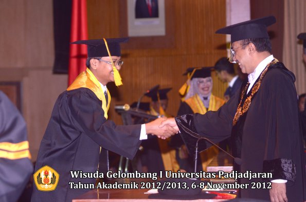 wisuda-unpad-gel-i-ta-2012_2013-fakultas-ekonomi-dan-bisnis-oleh-rektor-023